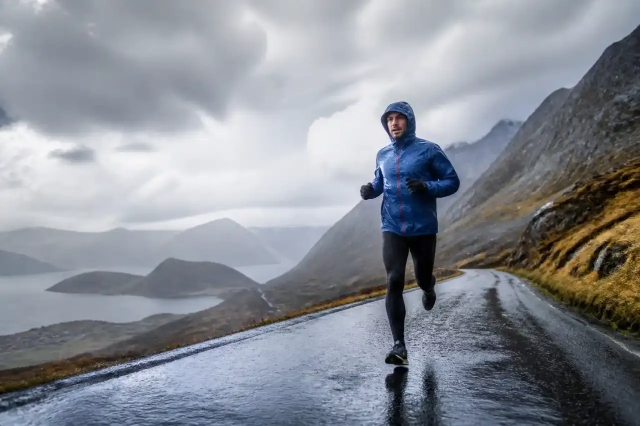 Veste de course sous la pluie ou par grand froid : le duo respirabilité-imperméabilité qui change tout
